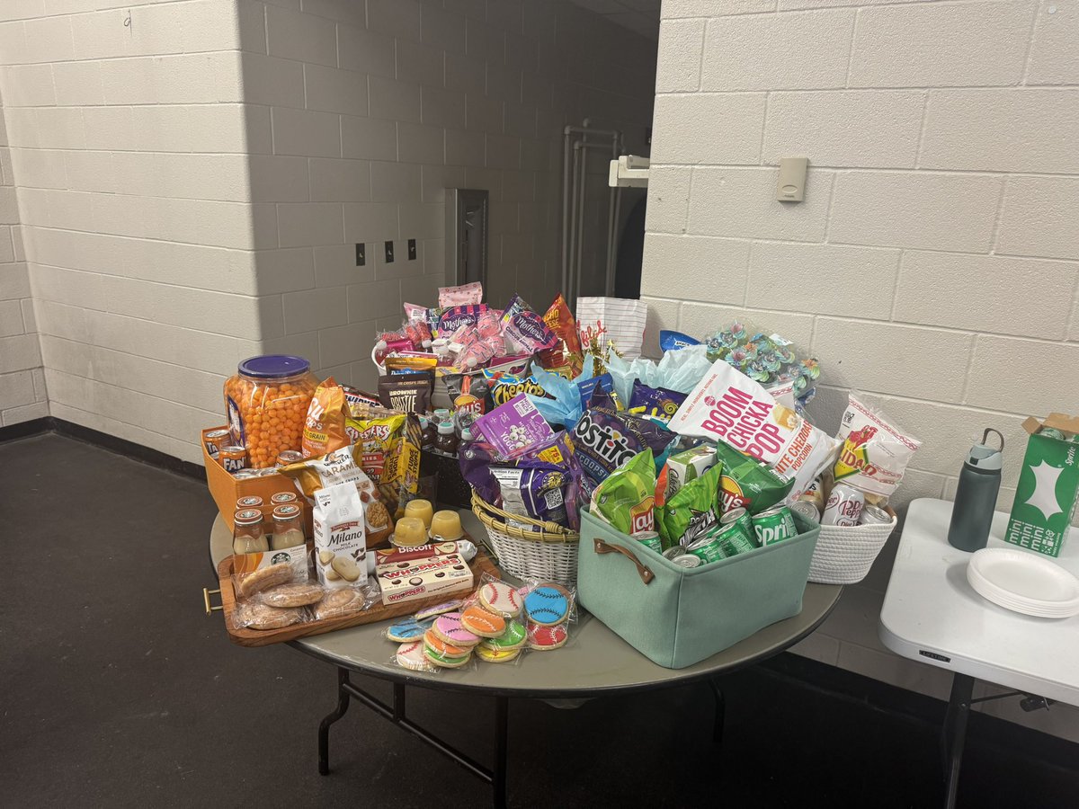 Tview_softball's tweet photo. It’s our last team dinner and we are sending off our seniors with HOPE and LOVE! Not to mention it’s a COLOR SNACK PARTY! https://t.co/6erUqY9hI1