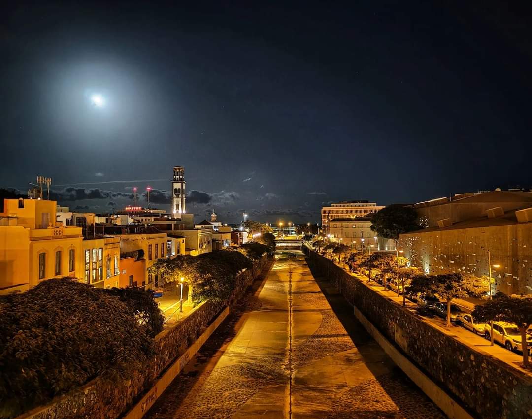MeryGorB's tweet image. "La luna era una farola y a ella me abracé borracho,
y acabé buscando versos en el fondo de mi vaso"

#Luna #jueves #SantaCruz #PuenteDeMayo #moon