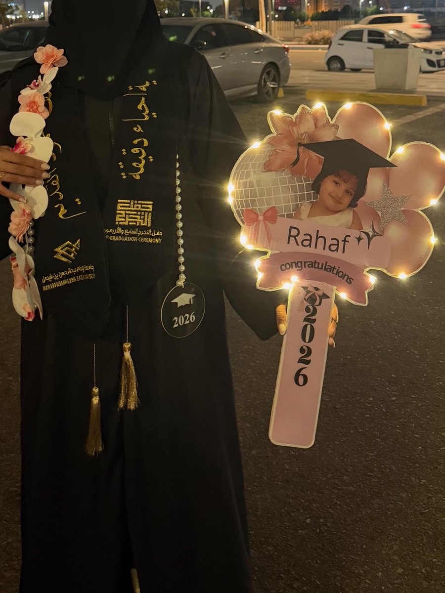rahafht5's tweet photo. ها أنا قد وصلت …
طويت صفحة من التعب وسجلت في تاريخي فخراً لا ينسى لم اعد اتساءل عن ملامح الوصول فقد رأيتها في عيوني و تلاشت غيوم التعب ها هي الخطى التي كانت تتعثر احيانا قد وجدت مستقرها في قمة الإنجاز وبين طيات الطريق تنفست سلاماً وفرحًا فقد نجحت ونلت حلمي🎓🤍. https://t.co/AOb7aweFhk