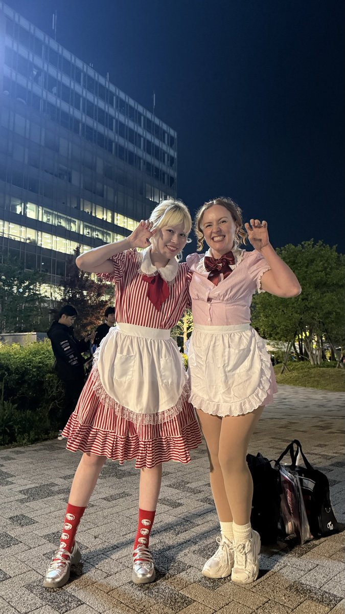 oncefamily21's tweet photo. Also met some other cute 🥑 waitresses at the concert! @birdee_gummy https://t.co/a2vtJy1dlL