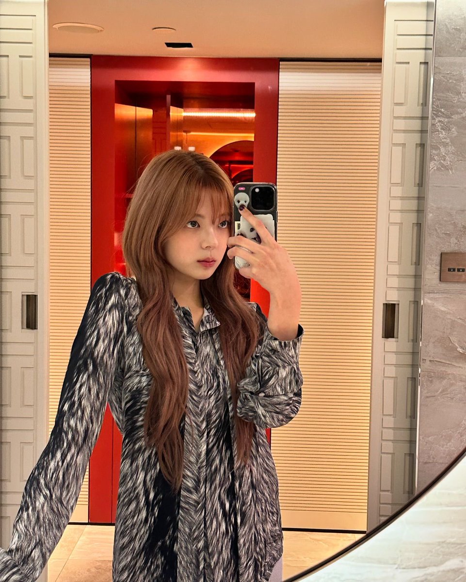 Jisuochoi's tweet photo. Effortlessly chic in a bold patterned outfit and flawless mirror selfie vibes. https://t.co/nXZ3ezt8eO