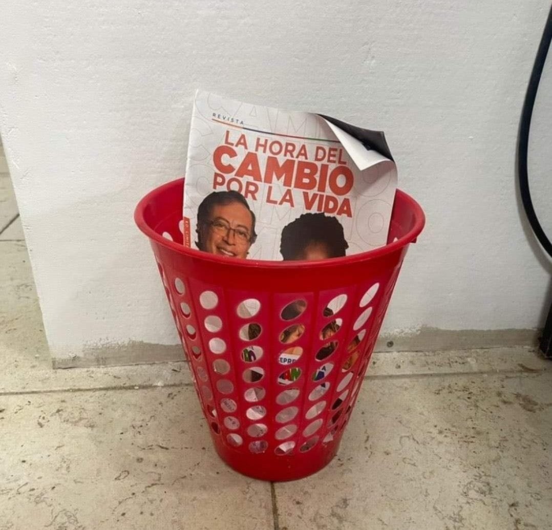 JohnTrux's tweet photo. @ojocolombia2026 Por mi que se lo lleven, lo encierren y boten la llave.

Debe dar gracias que no soy partidario de la pena de mu3rt3 https://t.co/nn0Z085Kbx
