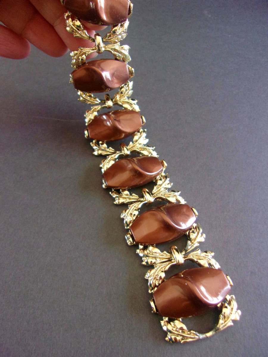renaissancefai's tweet image. Vintage Chocolate Brown Lucite Wide Bracelet, Thermoset, Gold Tone Trim, Mid-Century Statement
etsy.com/listing/449750…?
#bracelet #vintage #thermoset #brown #whipped #chocolate #Lucite #molded #chunky #midcentury #wide #Selro #1950s #1960s #madmen #goldTone #goldplate #giftforher