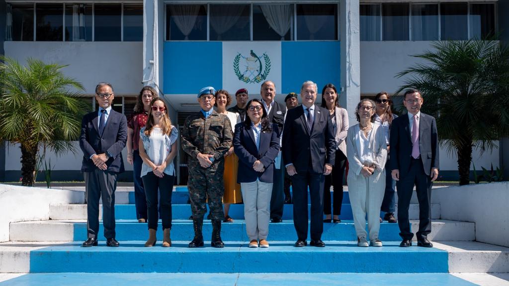 MinexGt's tweet photo. Guatemala reitera su compromiso con la paz y el multilateralismo durante visita de trabajo al CREOMPAZ.

#NotaDePrensa 🔗 https://t.co/cFHl0c93Ji https://t.co/NWDiKIb3MN
