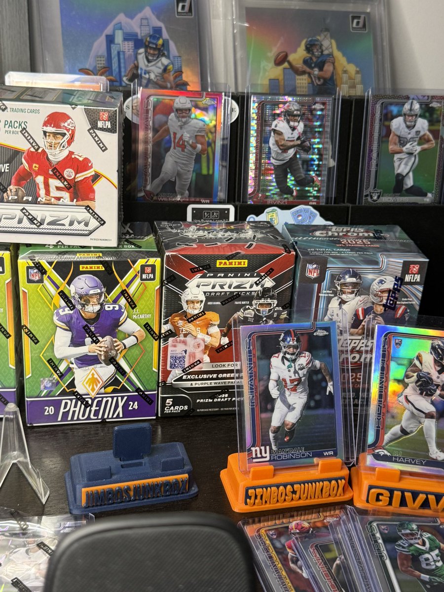 JimbosJunkbox's tweet photo. 4,000 followers tonight! come celebrate #DaBears cards, breaking #topps chrome nfl AAAAND some free tools chrome givvys :) https://t.co/DWyEsveaOf

live in 1 hour & we can stream for awhile in fact i’d be grateful for a distraction for a bit. thanks for the last year. i hope one of you hits like a $5k auto card