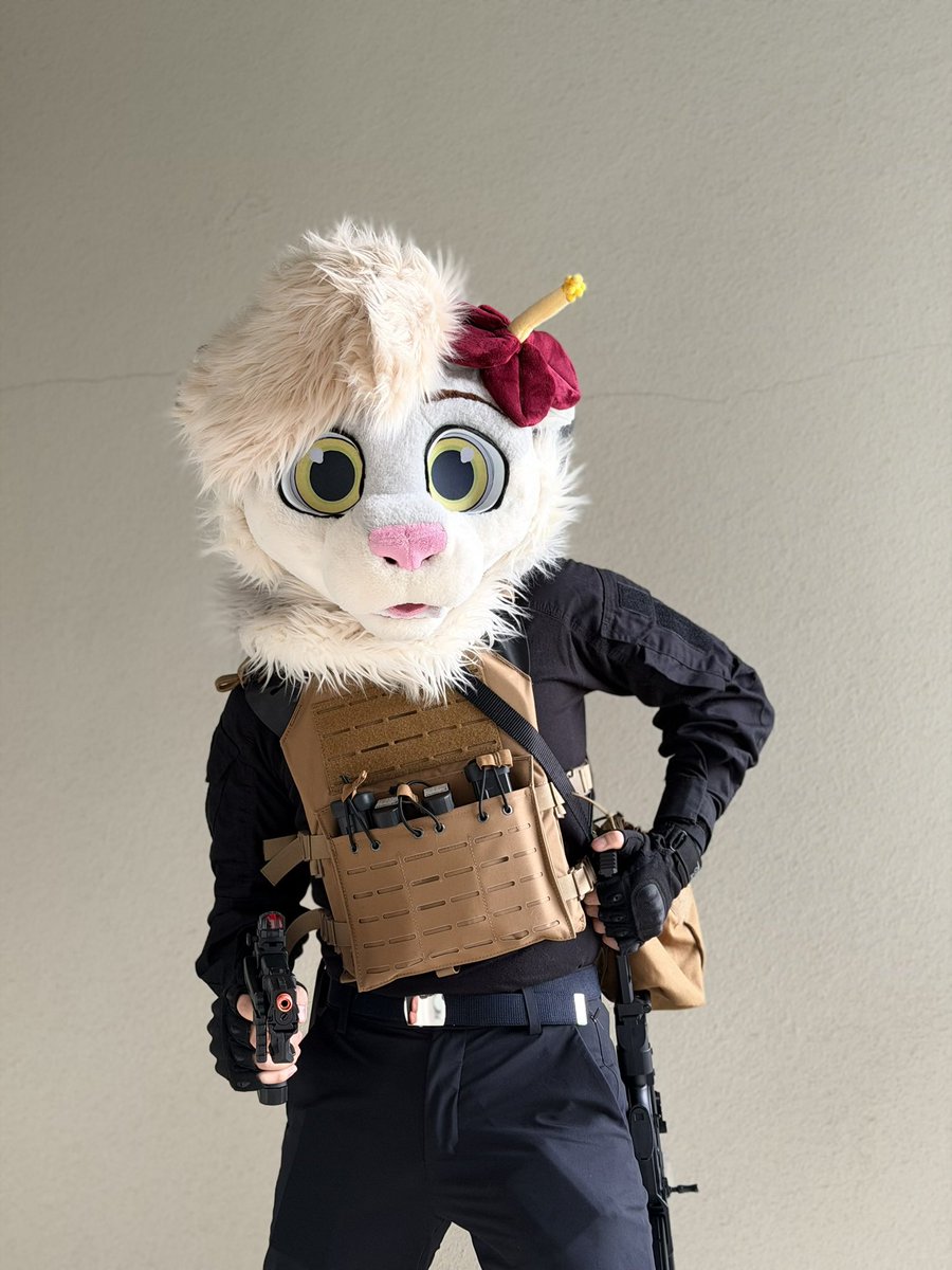 GoobyFun's tweet photo. New airsoft loadout. Guess I got a thing for @BruggerThomet … 👀#fursuiting #airsoft https://t.co/INYNeszX6z
