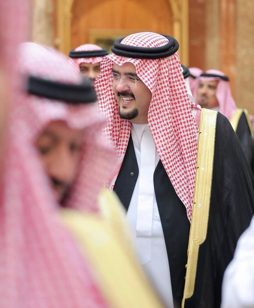 kalshararii's tweet photo. يقضون حاجات القريبين واجناب..
المال قبل الجهد مايذخرونه!
لارزاق خلق الله تقل خلقوا  اسباب..
يقرون حاجات الخوي من عيونه!

#العز_عبدالعزيز ❤️❤️❤️❤️
#عبدالعزيز_بن_فهد ❤️❤️❤️ https://t.co/14mZROOGbp