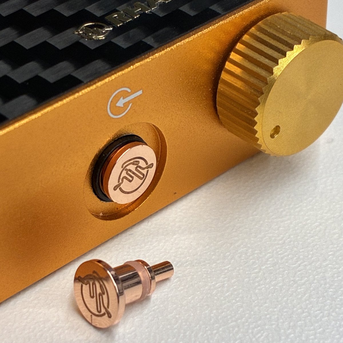 MID_C_audio's tweet photo. 本日、05月01日発売

Rhapsodio
Quantum Anti Dust Plug

⚫︎音質の向上： 端子の電位を安定させ、SN比や解像度、奥行き感を改善
⚫︎ノイズ低減： 電気的なノイズ対策と、ホコリの侵入による物理的なノイズ防止を両立
⚫︎機材の保護： 未使用ジャックを保護し、DAPの良好なコンディションを維持 https://t.co/nx1BBfWJOB