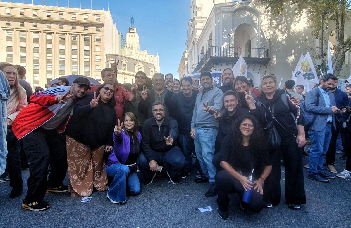 CM_Lealtad's tweet photo. Encolumnados con el @MOVIMIENTODAF marchamos a Plaza de Mayo junto al movimiento obrero organizado en la previa al 1ro de mayo.

💪🏻🇦🇷  En defensa de los trabajadores, sus derechos y el futuro de la Argentina.

@MOVIMIENTODAF 
@patriaeselotrok https://t.co/U7zSzRaOmR