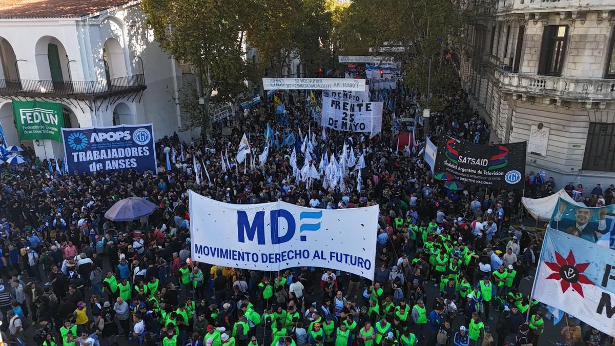CM_Lealtad's tweet photo. Encolumnados con el @MOVIMIENTODAF marchamos a Plaza de Mayo junto al movimiento obrero organizado en la previa al 1ro de mayo.

💪🏻🇦🇷  En defensa de los trabajadores, sus derechos y el futuro de la Argentina.

@MOVIMIENTODAF 
@patriaeselotrok https://t.co/U7zSzRaOmR