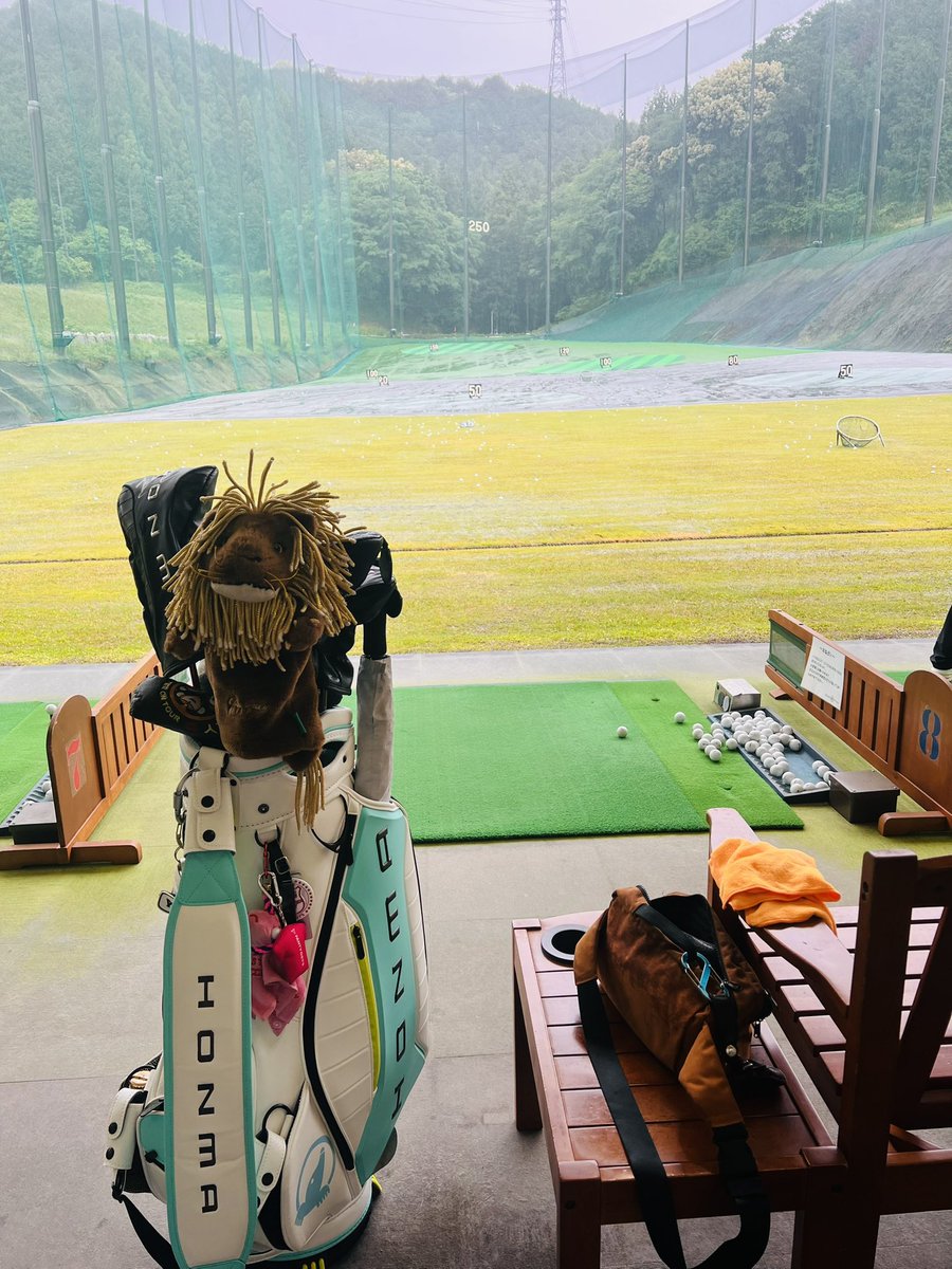 shin1kawada1's tweet photo. 皆さんおはようございます🍊
今朝も雨降っているので練習来ました⛳️
#Eightseven https://t.co/opQTxeOaDV