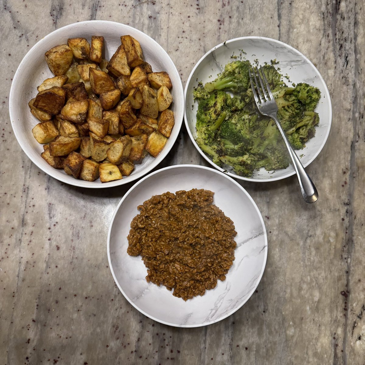 DeanTTraining's tweet image. Some are calling it:

“The GREATEST dinner in the history of dinners”

- 8oz 96/4 Ground Beef
- 600g Potatoes
- 3 Cup Broccoli Florets

Macros:

913 Calories
65g Protein
146g Carbs
9g Fat

Delicious and HEALTHY