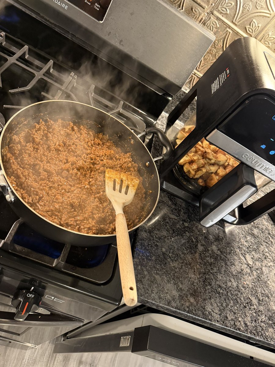 DeanTTraining's tweet image. Some are calling it:

“The GREATEST dinner in the history of dinners”

- 8oz 96/4 Ground Beef
- 600g Potatoes
- 3 Cup Broccoli Florets

Macros:

913 Calories
65g Protein
146g Carbs
9g Fat

Delicious and HEALTHY
