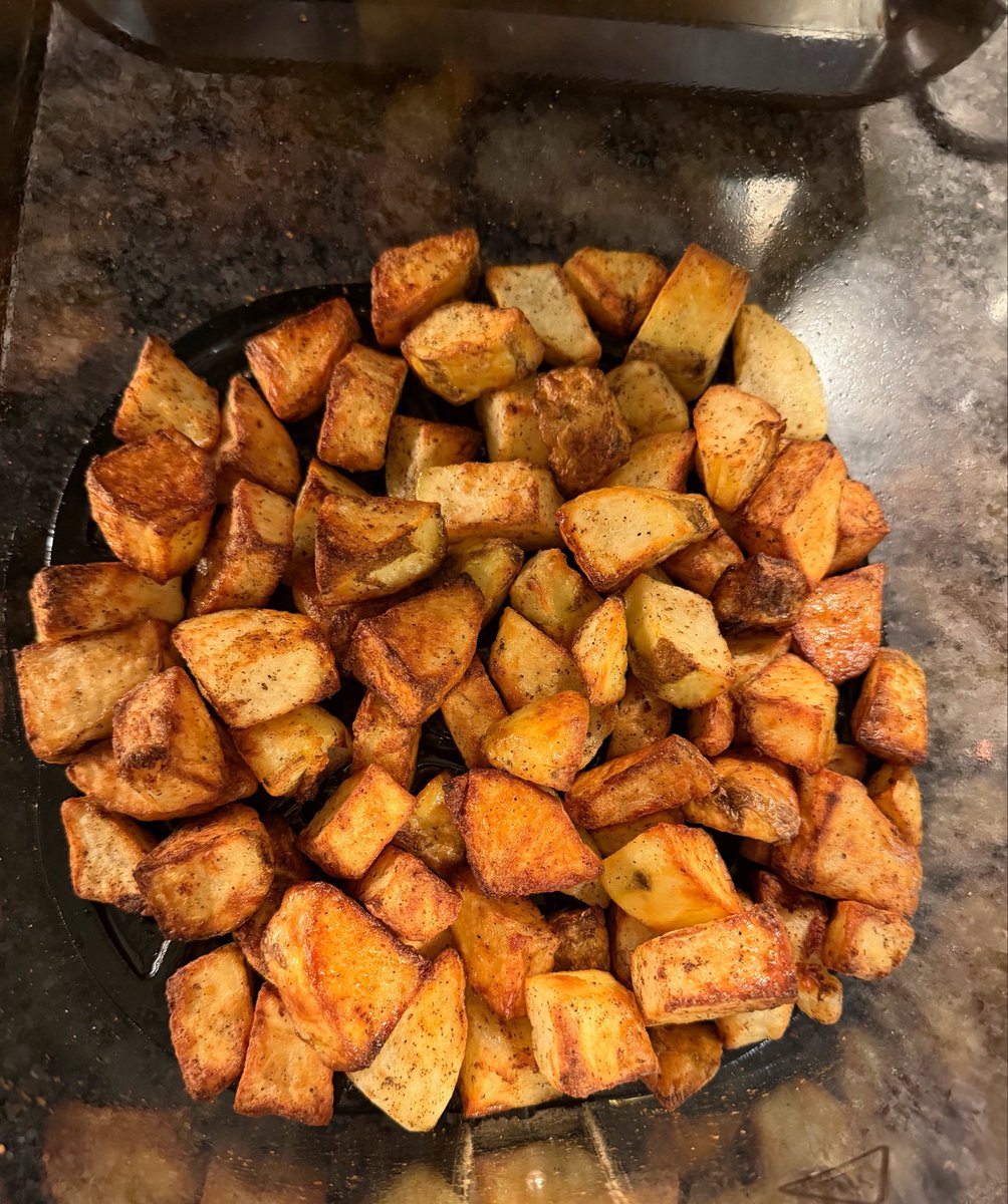 DeanTTraining's tweet image. Some are calling it:

“The GREATEST dinner in the history of dinners”

- 8oz 96/4 Ground Beef
- 600g Potatoes
- 3 Cup Broccoli Florets

Macros:

913 Calories
65g Protein
146g Carbs
9g Fat

Delicious and HEALTHY
