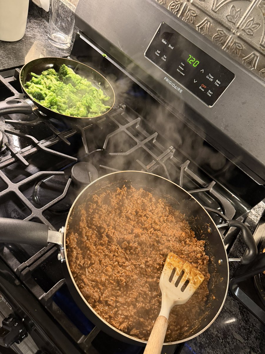 DeanTTraining's tweet image. Some are calling it:

“The GREATEST dinner in the history of dinners”

- 8oz 96/4 Ground Beef
- 600g Potatoes
- 3 Cup Broccoli Florets

Macros:

913 Calories
65g Protein
146g Carbs
9g Fat

Delicious and HEALTHY