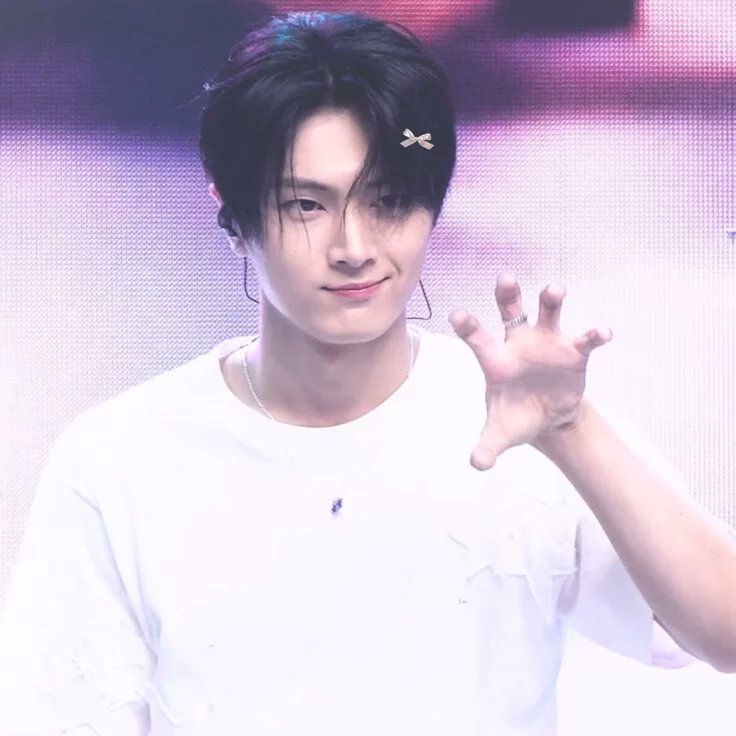 BubbleAssJayEN's tweet photo. ❝ Hoy está haciendo mucho frío! ❞
 　⊰ Dijo 𝗝@𝘆, todo esto porque
 　    Cuando se sentó esperando 
　　　　　a sus fans su 
　　culo quedó expuesto :( ⊱ https://t.co/ZNi7dyKUAc https://t.co/46AcGrTKXo