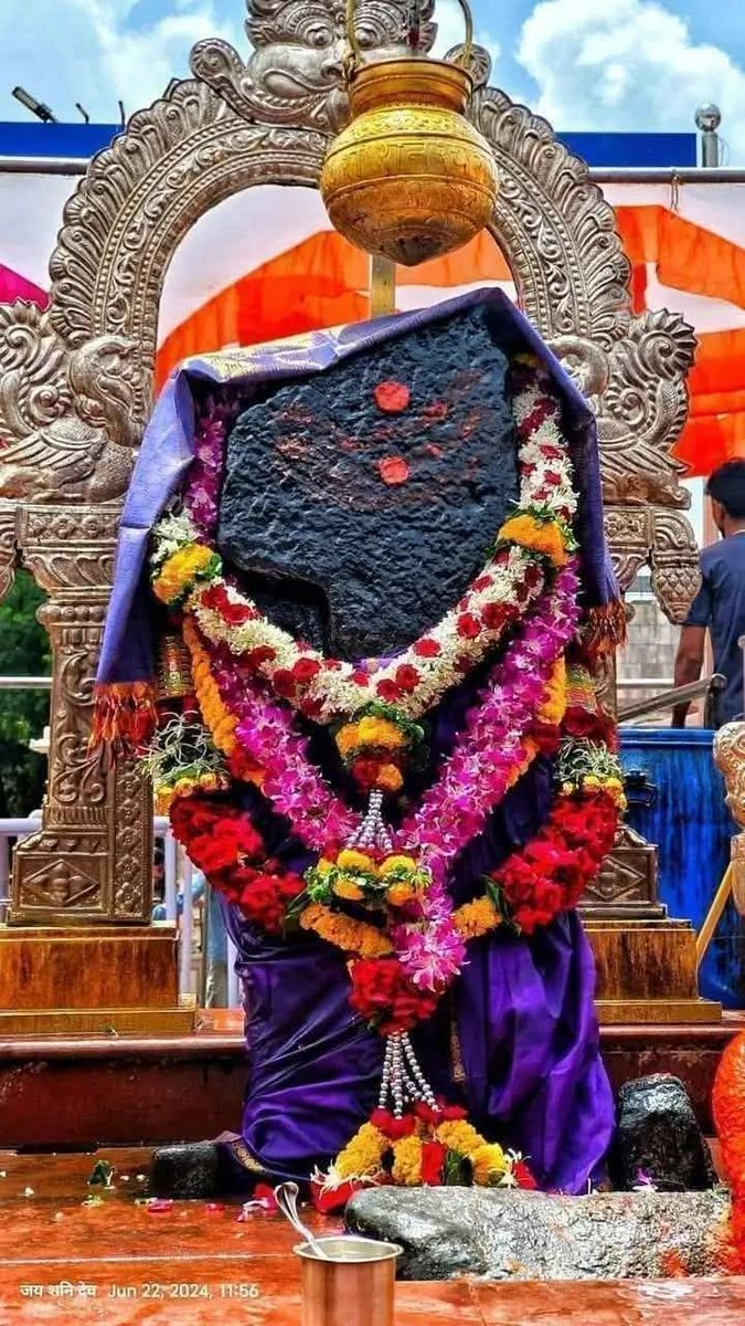 Arunkr750's tweet image. नीलांजनसमाभासं रविपुत्रं यमाग्रजम्।

छायामार्तण्डसम्भूतं तं नमामि शनैश्चरम्॥ 🕉️💙

​सूर्यपुत्र शनिदेव महाराज की कृपा हम सब पर सदैव बनी रहे। हमारे कष्टों का निवारण करें। 🚩🙏

#ShaniDev #Blessings #Devotion #JaiShaniDev