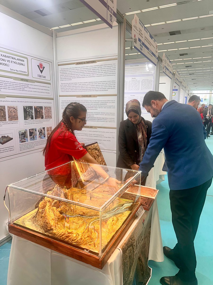silopibilsem's tweet photo. TÜBİTAK Ortaokul Öğrencileri Proje Yarışması’nda Türkiye finallerinde yarışan projemizi, ÖRGM Özel Yeteneklilerin Geliştirilmesi Daire Başkanı Sayın Ceyhun Sarı tarafından ziyaret edildi. @SirnakValiligi @BirolEkici73 @SilopiMEM @silopikymkmlk @MebOrgm @bilennmurat @siyob_end https://t.co/9LF54zGjFs