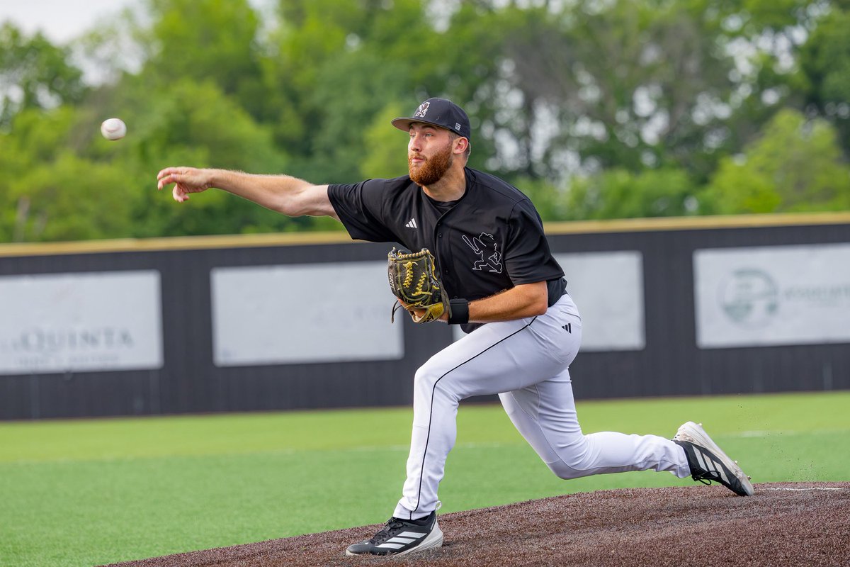 ESUSports's tweet photo. Deaver records his 8th K of the game during the top of 7th. Stretch time at Trusler @ESUBaseball leads @RiverHawksBSB 9-2. #StingersUp https://t.co/RJGBVR9t3p