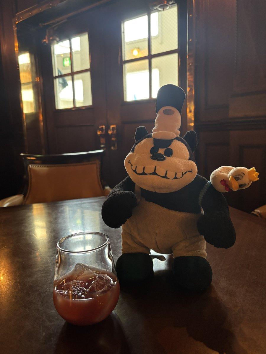 飲酒王になってた時ひとりだとドリンク貰うたびに席立たなきゃいけなかったけど、逆にいろんな席に座れて楽しかったな　久しぶりにめちゃめちゃ沈むソファ座れたし