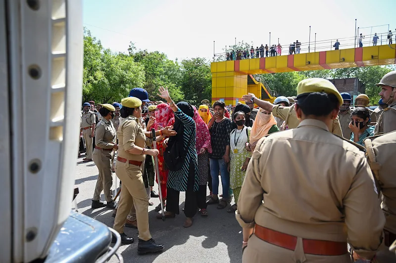 thecaravanindia's tweet image. Between Hammer and Anvil: Noida workers battle corporate exploitation and police repression

A report by Akhilesh Pandey: caravanmagazine.in/labour/noida-g… #WorkersRights