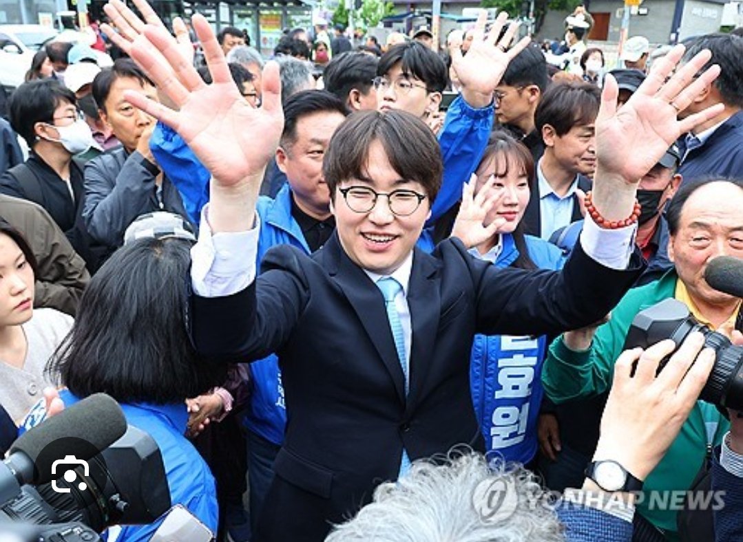 하정우수석이 부산 시장바닥에서 수백명과 물 묻은 장갑 낀 분들과 악수하고 다음 분을 위해 악수하기 위해 손을 턴것을 조중동 개씨발놈들이 더러워서 손털었다고
조작  망언을 했지만 J TBC와 겸공 방송은  사실이 아님을 팩트로 보도했고 실제영상도 팩트로 드러났다.
조중동은 폐간되어야 한다.