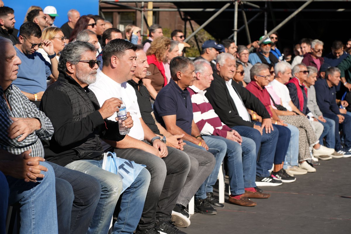 cgtoficialra's tweet photo. 🔵⚪ Hoy la Plaza volvió a hablar 

Frente a un modelo que ajusta y pone en riesgo los derechos, las y los trabajadores respondimos con presencia, organización y unidad.  

Marchamos a Plaza de Mayo para defender lo que es de todos: derechos, dignidad y futuro. 

#1deMayo #DiaDelTrabajadoryTrabajadora #TrabajoConDerechos