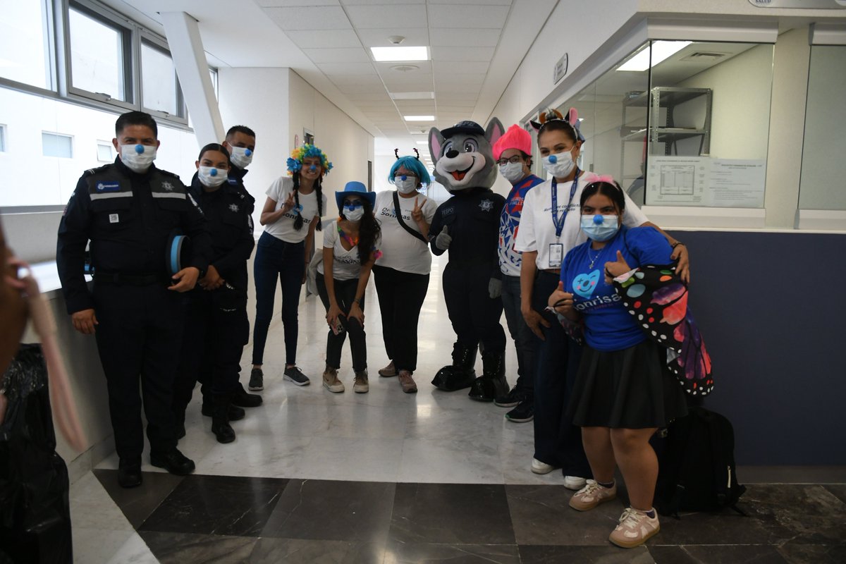 pazgobgente's tweet photo. Despliega FSPE misión especial: llevar sonrisas al Hospital General de León 💙🫂

Integrantes de las FSPE, en colaboración con Dr. Sonrisas, convivieron con 70 niñas, niños y adolescentes hospitalizados, llevando juegos, cercanía y un momento de alegría.

Las botas tácticas cambiaron de terreno para recorrer pasillos hospitalarios y cumplir una de las misiones más importantes: acompañar desde lo humano.

Porque también es nuestra labor contribuir al bienestar de la niñez y sumar acciones que hacen comunidad.

#CONFIA #GuanajuatoEnPaz