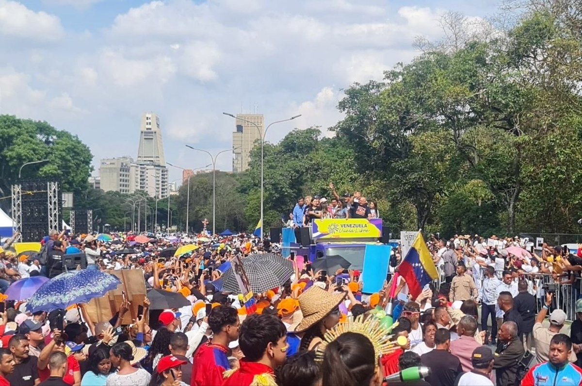 Por el renacer de Venezuela:

Somos un pueblo optimista y de fe. ✨ Sabemos que solo unidos saldremos adelante, Venezuela debe volar libre de sanciones y bloqueos.

Así llegó la gran Peregrinación Nacional a Caracas tras recorrer todo el país 🇻🇪✌🏾