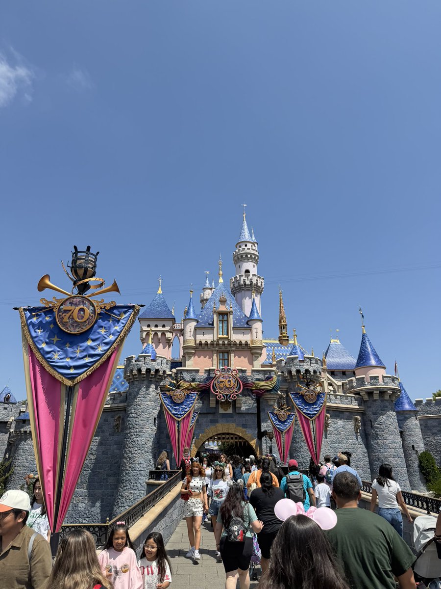 StreetSpitzley's tweet image. Best Day Ever at the Disneyland park today where I met Princess Aurora three times in one day and met the other princess girlies and went on rides and even met Mickey Mouse. More Disney photos coming… #disneyland #bestdayever #disneyprincessmeetandgreet #disneyprincesses