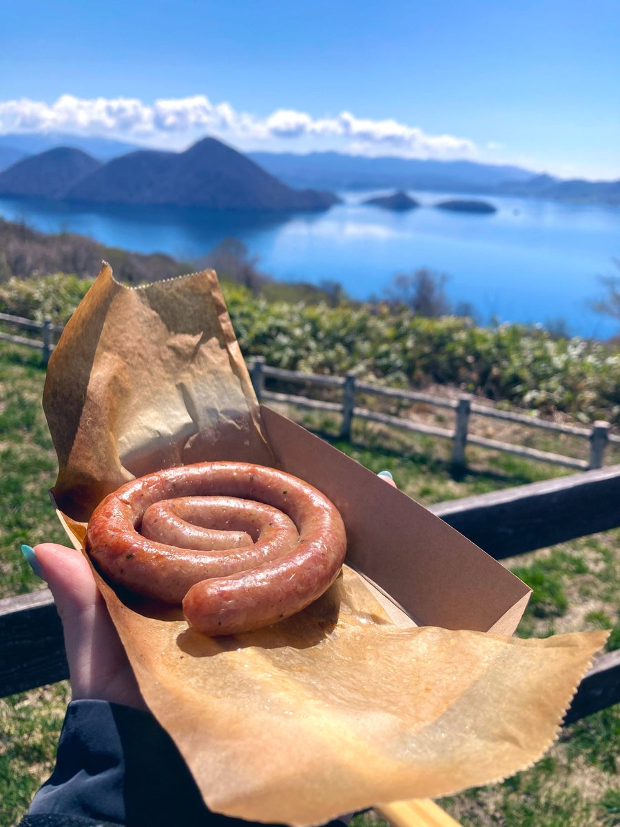 先日サイロ展望台さんへ行き、ぐる巻きソーセージ食べてきました！
焼き立てを食べながらの洞爺湖の絶景…！
このあとカフェラテも飲みましたが、ミルクが濃厚で美味しかったです☕️
この反対側には羊蹄山様が鎮座されてて絶景に囲まれてました！