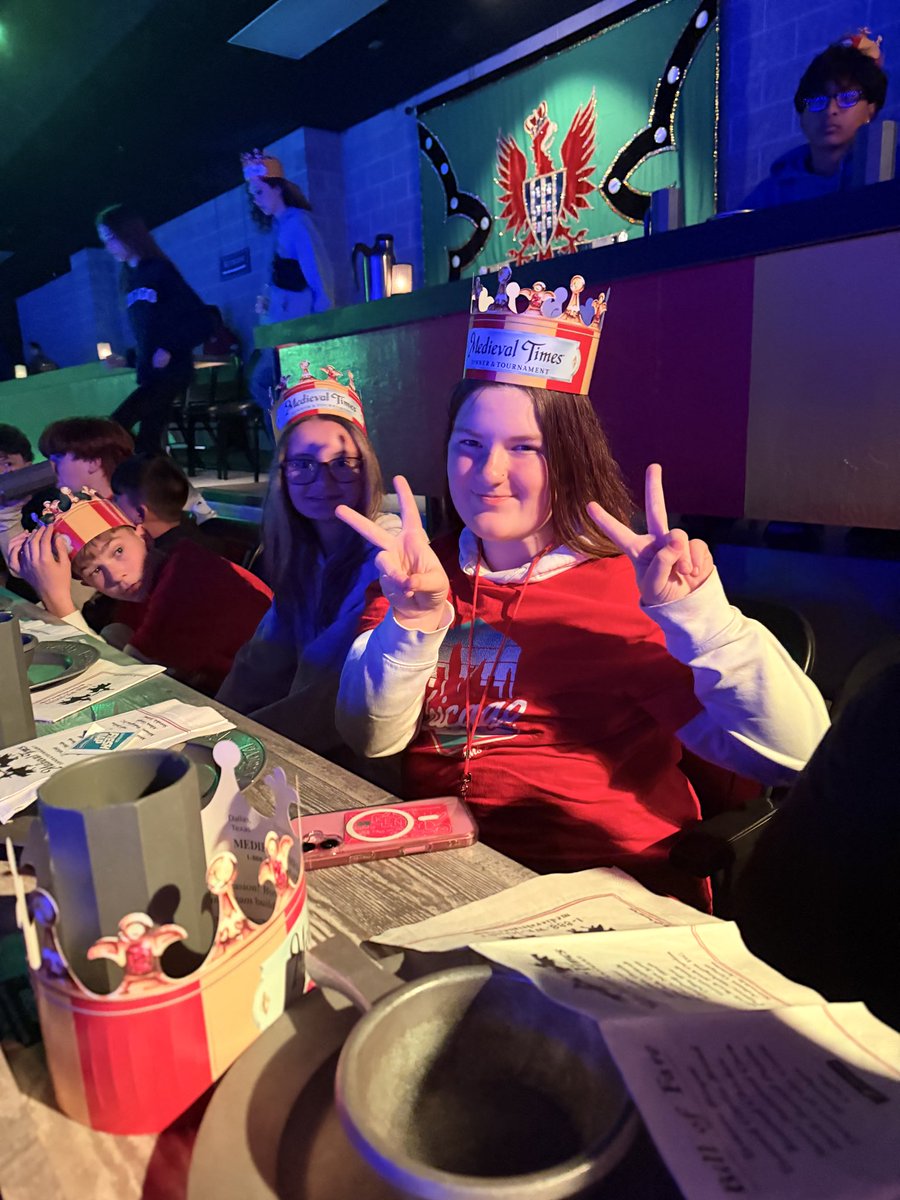 MrsBoydTMS's tweet photo. Ready for battle @MedievalTimes #redandyellowknight https://t.co/Z0OecoDhgL