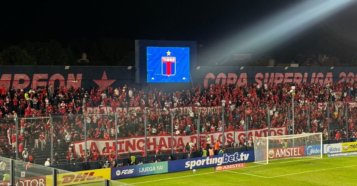 macanicolosoo's tweet photo. #Tigre🐯 La gente de América de Cali se encuentra en el Estadio Dellagiovanna. https://t.co/8G9zr6AfFs