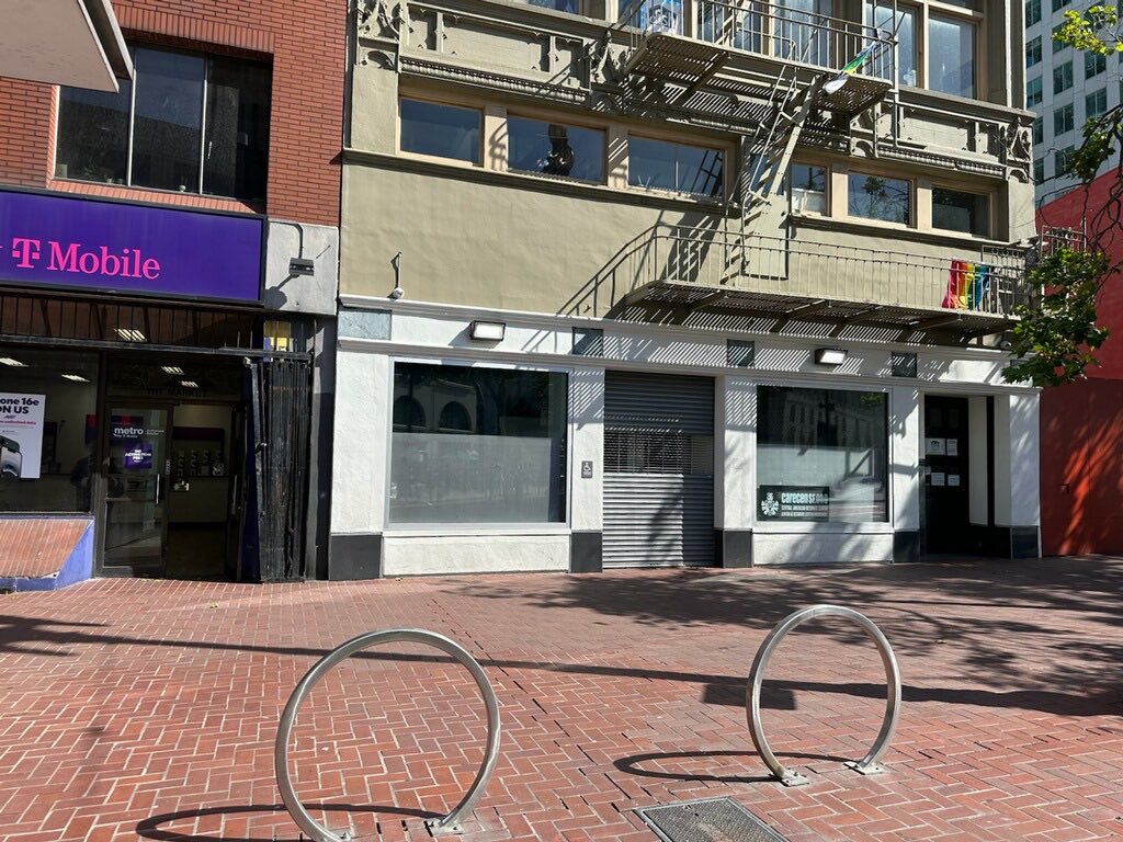 EvanSernoffsky's tweet photo. @war24182236 Nope. This is that corner today. Note the background difference proving this is old https://t.co/w6HHXt1Y8r