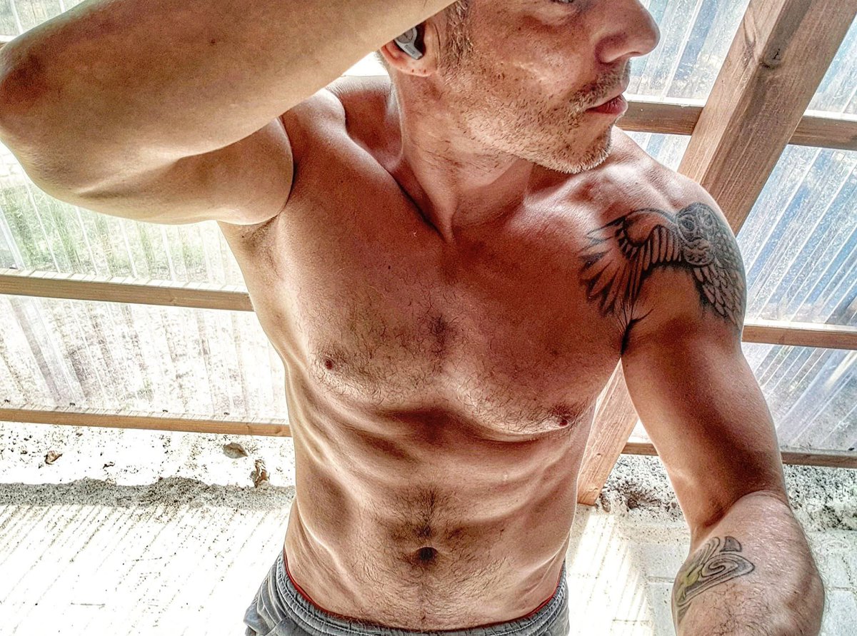 Hot Asian man for hairy daddy tweet media