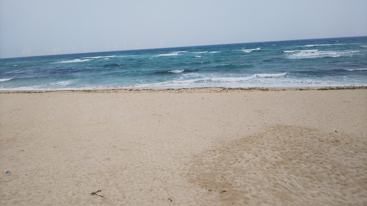 parxenon's tweet photo. と思ったけど、南側は移動に時間かかるよーって言われたので東側の海岸なぅ( *・ω・)ノ
めっちゃ風つよー(。>д<) https://t.co/LTbCms2ExG