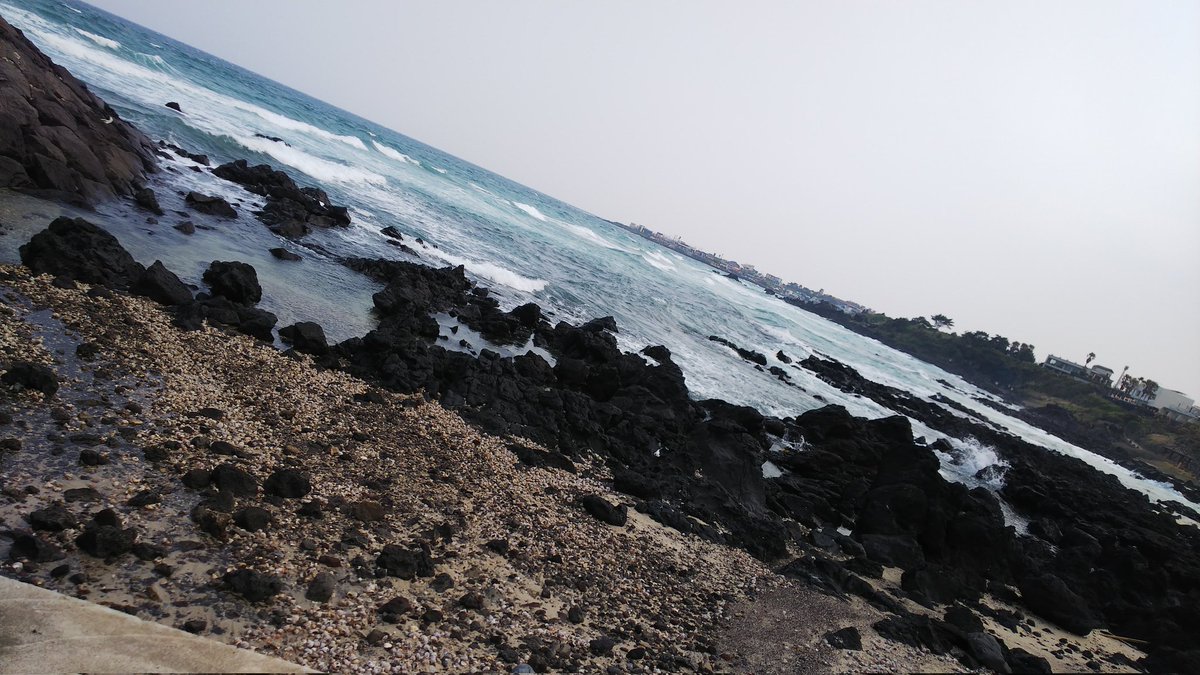 parxenon's tweet photo. と思ったけど、南側は移動に時間かかるよーって言われたので東側の海岸なぅ( *・ω・)ノ
めっちゃ風つよー(。>д<) https://t.co/LTbCms2ExG