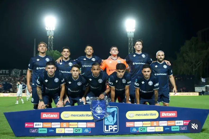 davellaneda77's tweet photo. #IndependienteRivadavia es LA MÁQUINA MENDOCINA. Hoy, el mejor equipo del país. Aplastó a #LaGuaira por 4 a 1 con un hat-trick del paraguayo Arce y un penal de Villa, imparable. Ya clasificado a los playoffs del #TorneoApertura, líder en su zona y en la Tabla Anual, tiene puntaje ideal en la #Libertadores Gran trabajo de Alfredo Berti. Hace 13 años que un conjunto del interior no gana la Liga nacional. Es gran candidato.