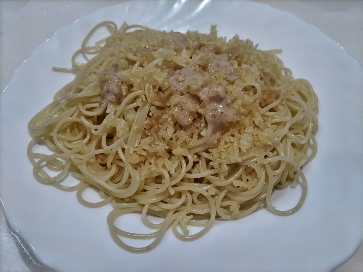 KandaMori's tweet image. 『天かすスパゲッティ』です。
胡麻ドレッシング、蕎麦つゆをかけていただきます。これは粗末なものですね。

#不味そう飯 #food #recipe #cooking #cook #delicious