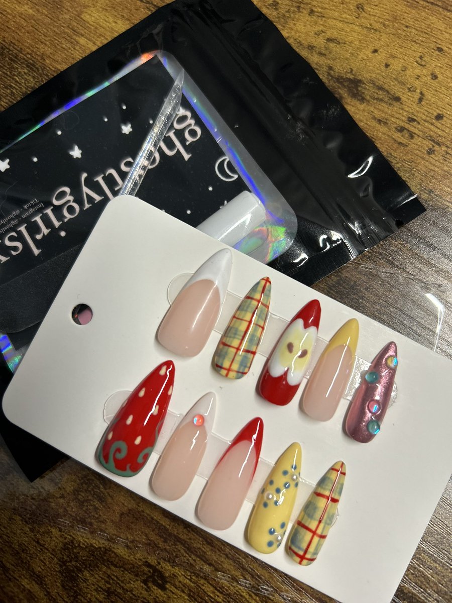 Yukisauur0's tweet image. The cutest press on nail set I’ve done, I have a Vinted where these are up to buy right now 🤭🤍
#pressonnails #nailart #nailtwt