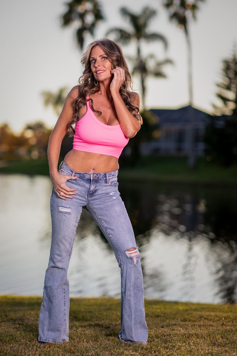RealPixelPixie's tweet photo. Just enjoying the sunset.... hope everyone had a great week now bring on the weekend!! https://t.co/CCpGH0WHOH