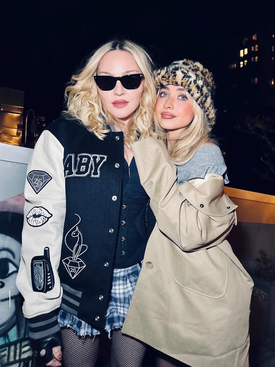 morrendo com a sabrina e a madonna exatamente assim, até quase a mesma pose tô passando mal