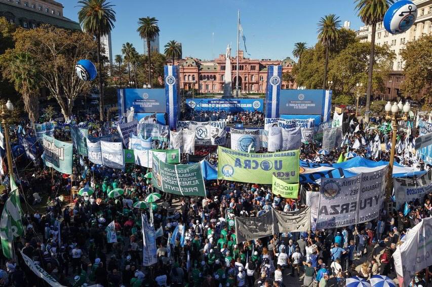 Peronismo_PM's tweet photo. En la antesala del 1° de Mayo, cuando debería honrarse la dignidad del trabajo, nos encontramos frente a un gobierno que avanza sin pudor contra los derechos conquistados por nuestro Pueblo.

No retrocedemos, no claudicamos: las conquistas se defienden. https://t.co/dSF515fIs5