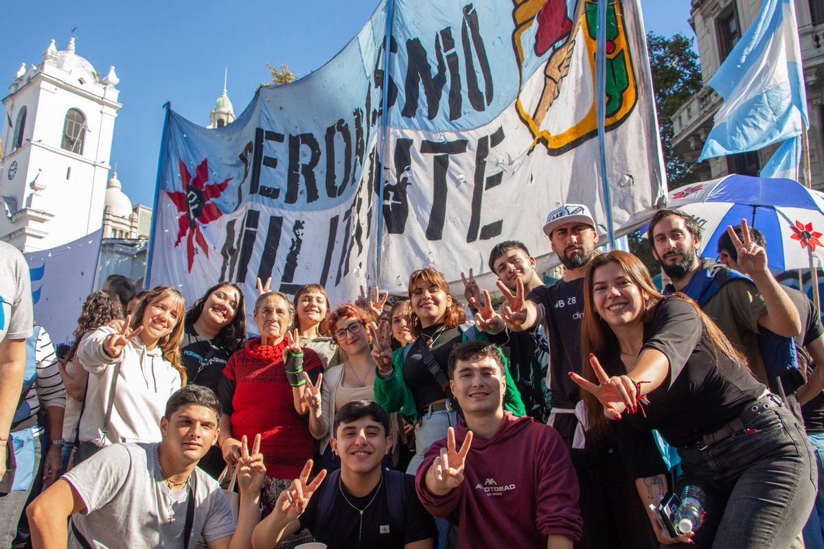 Peronismo_PM's tweet photo. En la antesala del 1° de Mayo, cuando debería honrarse la dignidad del trabajo, nos encontramos frente a un gobierno que avanza sin pudor contra los derechos conquistados por nuestro Pueblo.

No retrocedemos, no claudicamos: las conquistas se defienden. https://t.co/dSF515fIs5