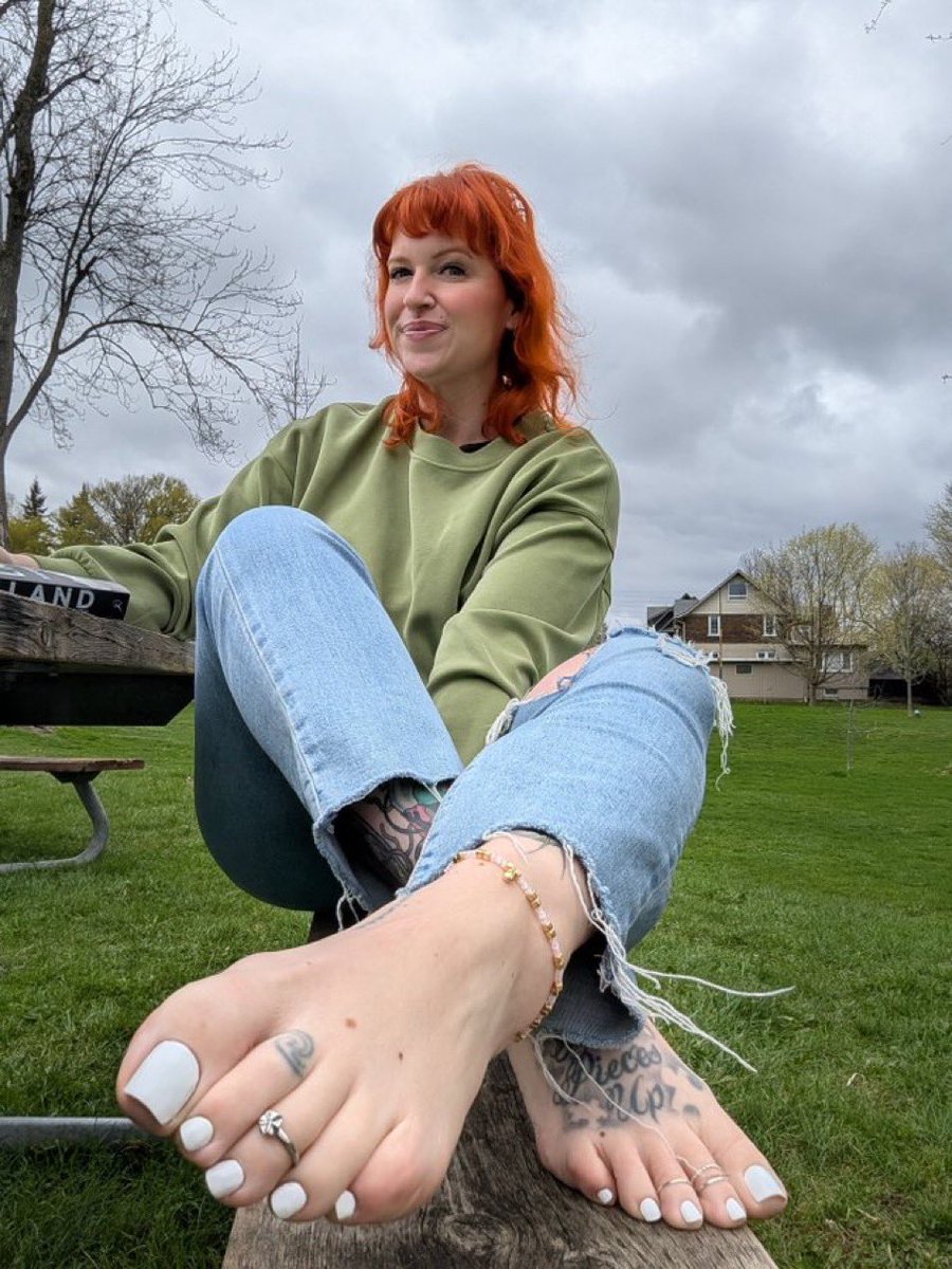 adamu_bash13432's tweet image. @BeeBinisky Even On A Cloudy Day, I'll Bring The Light
#feet#FreshEats #publicflashing
#PublicAwareness #TASTECAMP #SmileMore #whitegate #Prettypicture #WednesdayJam
#REDROCKS
Public Feet •White Pedicure •White Toes
Goon Material • Worship •Barefeet • Anklet •Toe
Rings