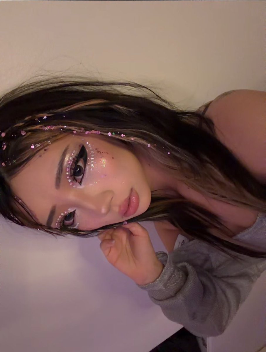 cuteasssxymf's tweet image. Euphoria makeup 💜🩷 #euphoria #makeup