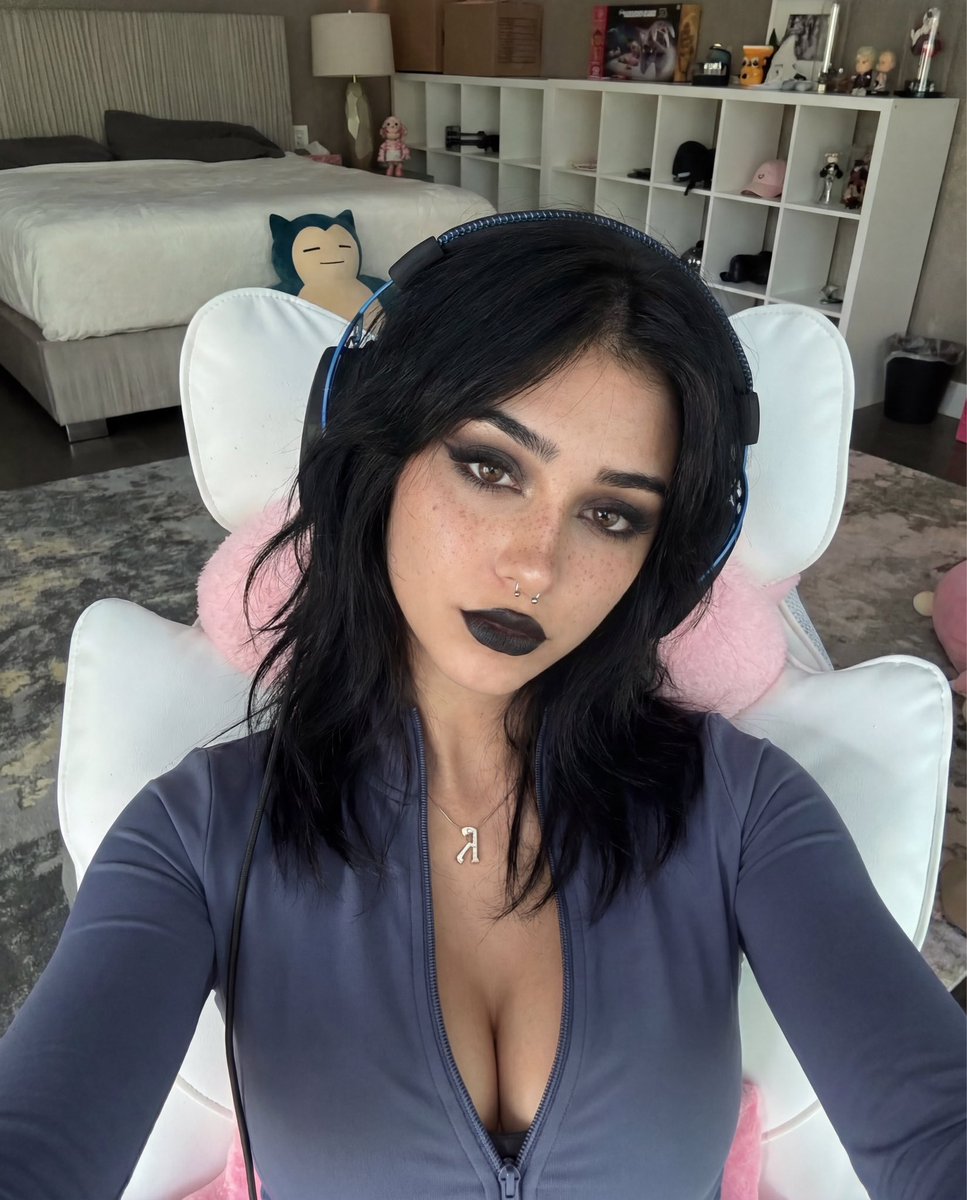 Vickythegoth tweet media
