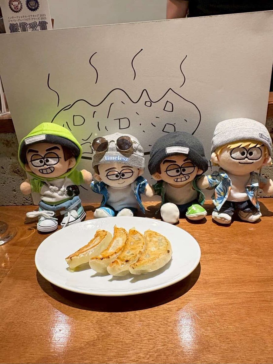 gyozawork's tweet image. 本日  5/1(金)
17:30～22:00 
    17:30～19:00 空2
    19:00～22:00 満席
あっという間に5月
今夜もよろしくお願いします

追伸
メロン餃子は今週仕込んだので
５月後半ぐらいまで提供できそうです
原さんファンの優しさとか
他の人を思い遣る感じが好きです

#餃子 #神保町 #dumplings #timelesz