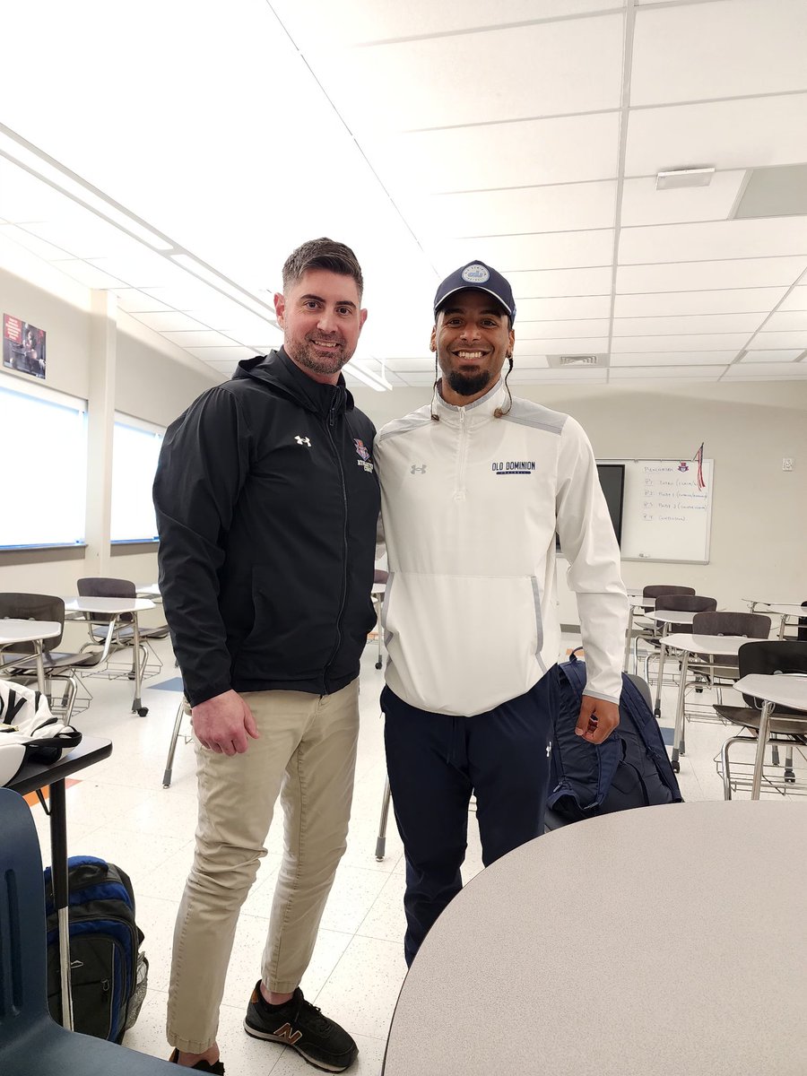 CoachTieri's tweet photo. Proud to host Danbury Football alum @diantev22 today recruiting our student athletes on behalf of @ODUFootball. Diante is an outstanding role model for our community. Great to see him in this role and inspiring the next generation of Hatters 🙏 #ReignOn #TheHatterWay https://t.co/R1OBUEZ3Ax