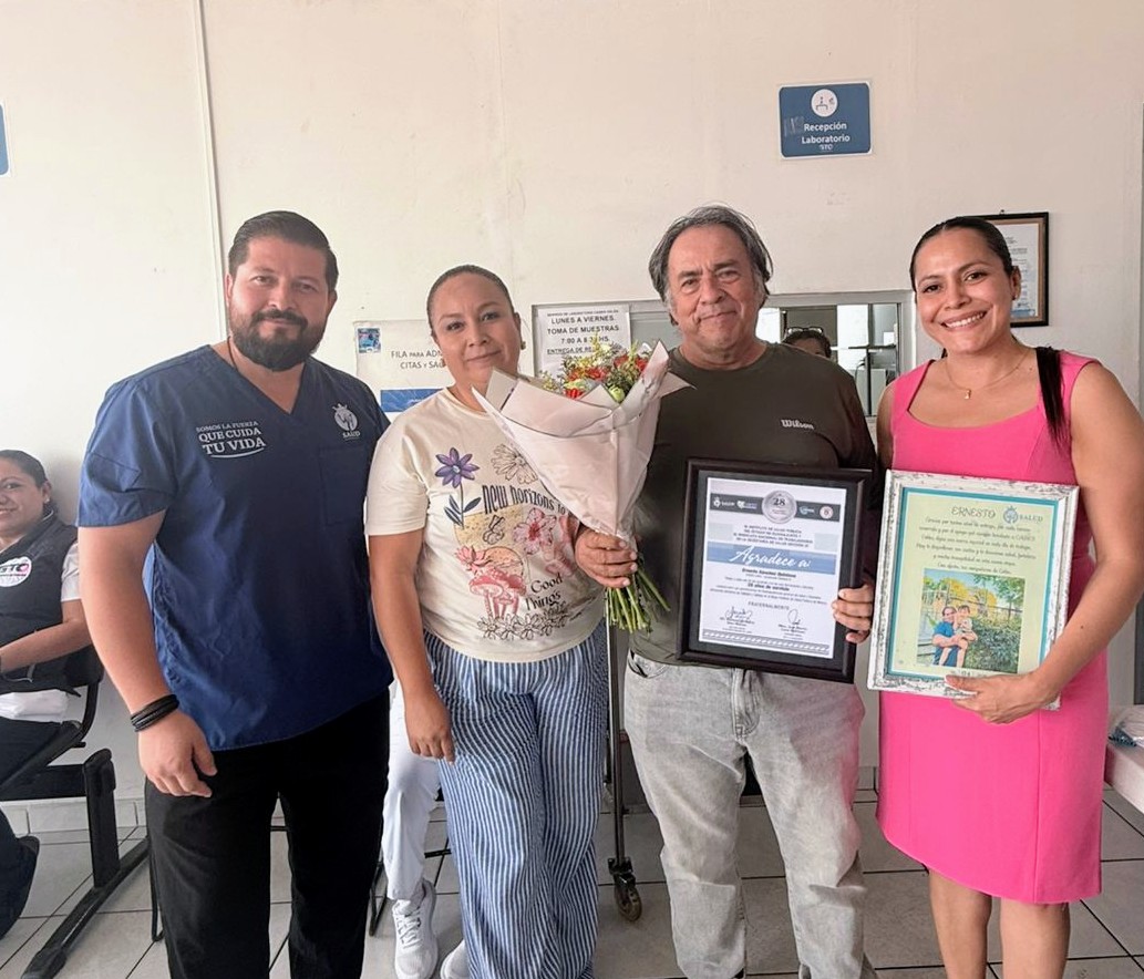 sntsa_37's tweet image. 🎉 Reconocemos la trayectoria del Sr. Ernesto Sánchez Quintana, quien se jubila tras 28 años de servicio en CAISES Colón.

Gracias por su compromiso, dedicación y vocación al servicio de la salud. ¡Le deseamos lo mejor en esta nueva etapa! 👏

#Reconocimiento #Servicio #Salud